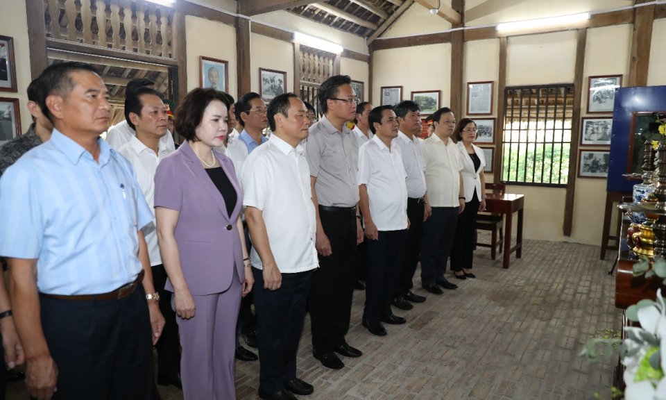 Dâng hương, dâng hoa tưởng nhớ Chủ tịch Hồ Chí Minh, Tổng Bí thư Nguyễn Văn Linh