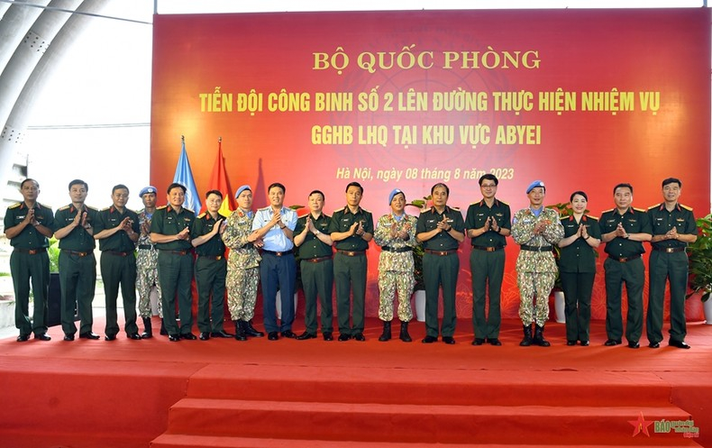 Thượng tướng Phùng Sĩ Tấn cùng các đại biểu chụp ảnh chung với Ban Chỉ huy Đội Công binh số 2.