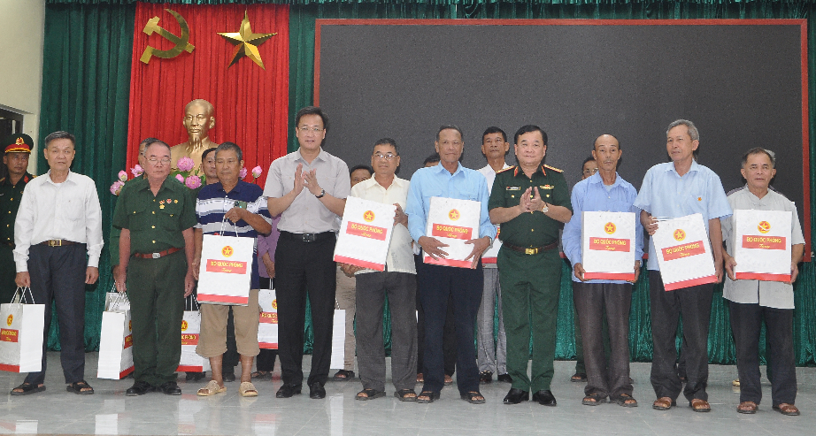 Các đồng chí: Thượng tướng Hoàng Xuân Chiến, Thứ trưởng Bộ Quốc phòng; Nguyễn Hữu Nghĩa, Bí thư Tỉnh ủy trao quà tặng các nạn nhân chất độc da cam tại huyện Kim Động