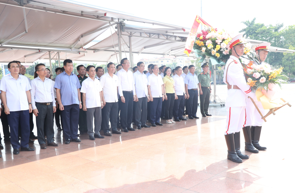 Các đại biểu dâng hoa tại Tượng đài Tổng Bí thư Nguyễn Văn Linh (thành phố Hưng Yên)