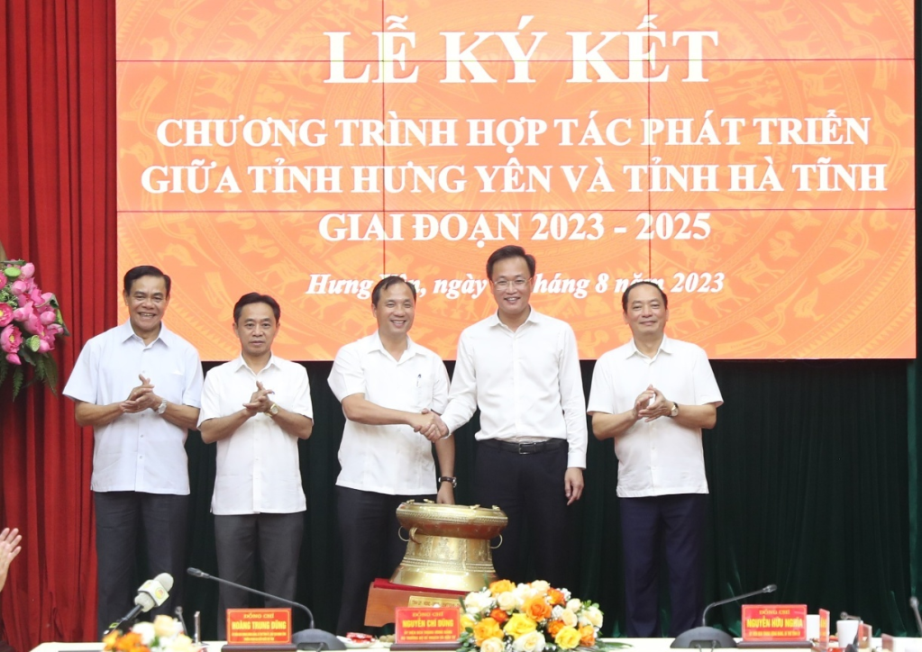 Thường trực Tỉnh ủy Hưng Yên tặng Thường trực Tỉnh ủy Hà Tĩnh mô hình chiếc trống đồng Động Xá