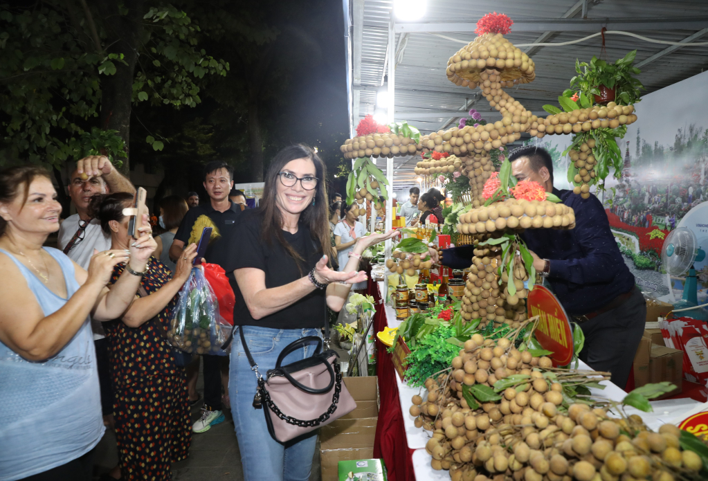 Du khách tham quan các gian trưng bày đặc sản ẩm thực của Hưng Yên