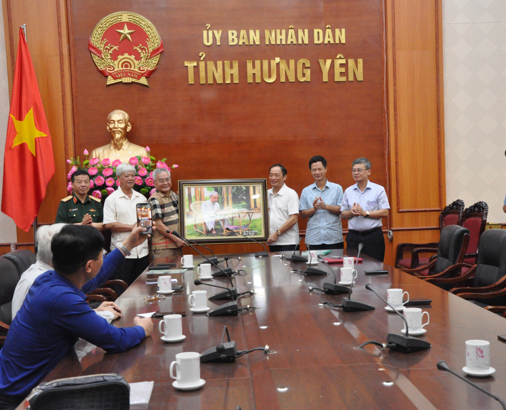 Lãnh đạo câu lạc bộ nhà báo Phố Hiến trao bức tranh tặng UBND tỉnh