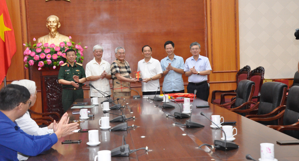 Chủ tịch UBND tỉnh Trần Quốc Văn tặng Câu lạc bộ nhà báo Phố Hiến mô hình trống đồng Động Xá