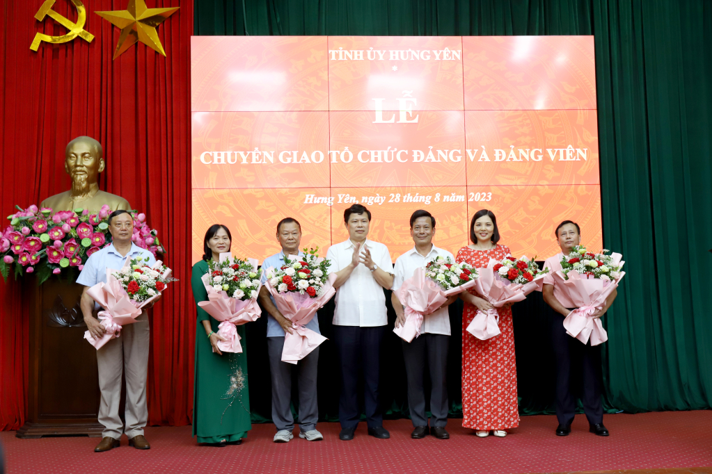 Phó Bí thư Thường trực Tỉnh ủy, Chủ tịch HĐND tỉnh Trần Quốc Toản tặng hoa chúc mừng các chi bộ chuyển giao về đảng bộ thành phố Hưng Yên và các huyện