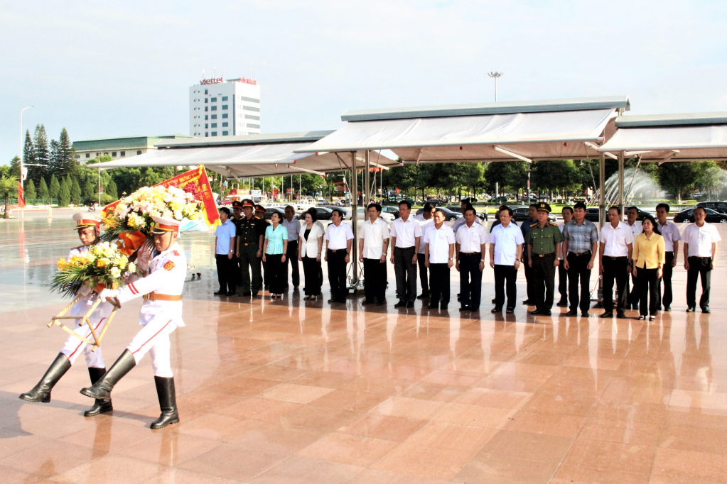 Các đại biểu dâng hoa tại Tượng đài Tổng Bí thư Nguyễn Văn Linh