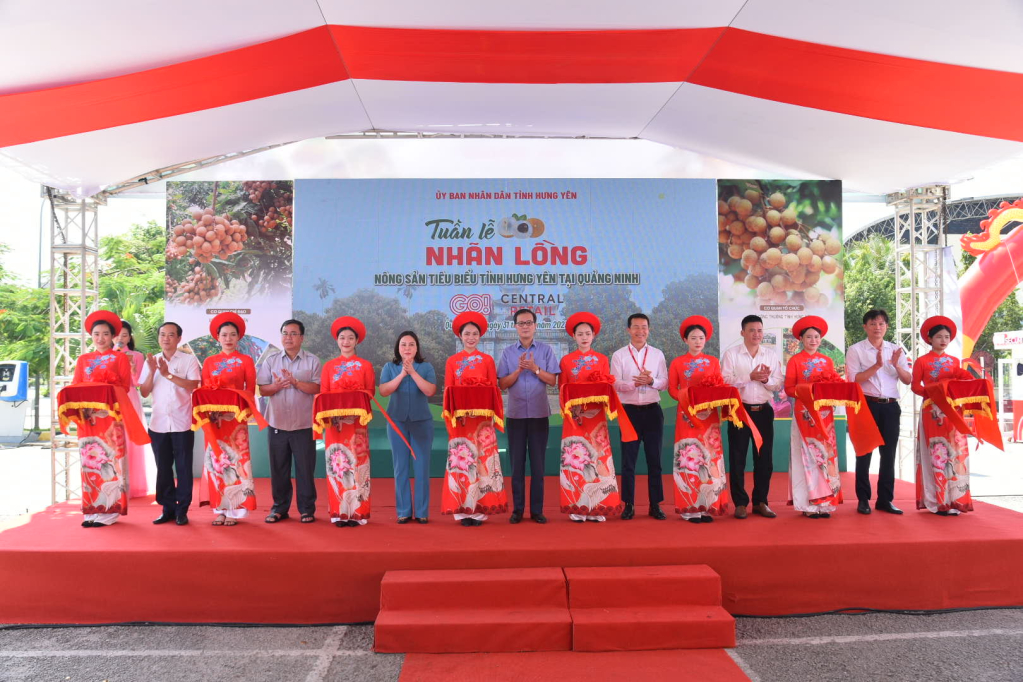 Các đại biểu cắt băng khai mạc Tuần lễ nhãn lồng – Nông sản tiêu biểu tỉnh Hưng Yên năm 2023 tại Quảng Ninh