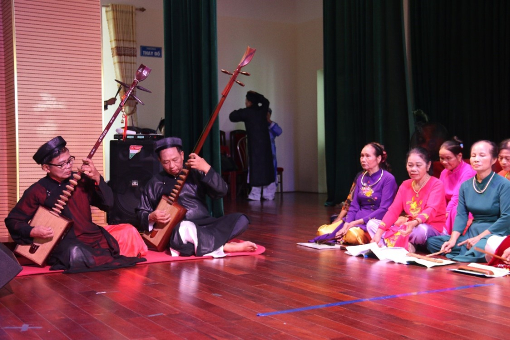 Tiết mục báo cáo của học viên Lớp truyền dạy hát ca trù năm 2023 tại huyện Phù Cừ.
