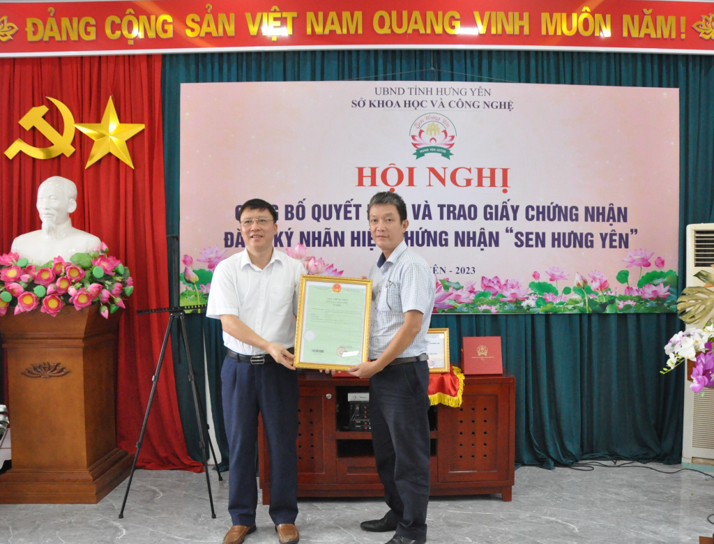 Đại diện Cục Sở hữu trí tuệ trao giấy chứng nhận đăng ký nhãn hiệu “Sen Hưng Yên” cho Sở Khoa học và Công nghệ.