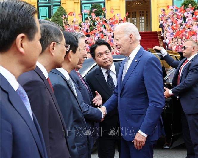 Tổng thống Hoa Kỳ Joe Biden bắt tay các thành viên Đoàn Việt Nam. Ảnh: Trí Dũng/TTXVN