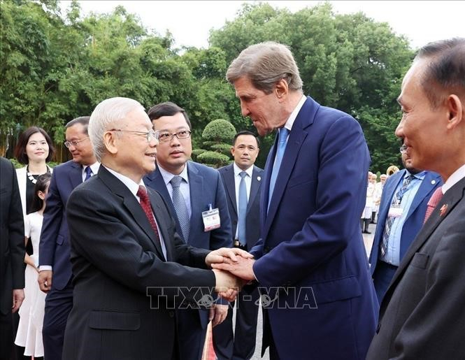 Tổng Bí thư Nguyễn Phú Trọng bắt tay ông John Kerry, Đặc phái viên về Khí hậu của Tổng thống Hoa Kỳ. Ảnh: Trí Dũng/TTXVN