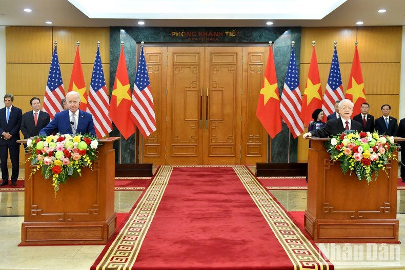 Ngay sau hội đàm, Tổng Bí thư Nguyễn Phú Trọng và Tổng thống Hoa Kỳ Joe Biden tiến hành họp báo chung. (Ảnh: ĐĂNG KHOA)