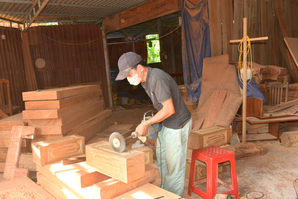 Xưởng sản xuất mộc của gia đình anh Nguyễn Quốc Phương ở thôn Thụy Lân, xã Thanh Long (Yên Mỹ)