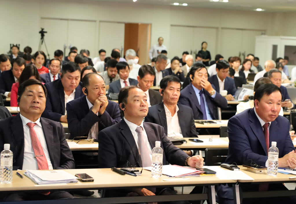 Chủ tịch UBND tỉnh Trần Quốc Văn và các đại biểu dự Diễn đànẢnh: Đức Thịnh - TTXVN tại Tokyo (Nhật Bản)