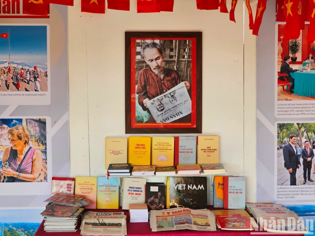 Trưng bày sách và các ấn phẩm về Chủ tịch Hồ Chí Minh, Đảng Cộng sản Việt Nam, công cuộc đổi mới và hội nhập quốc tế.