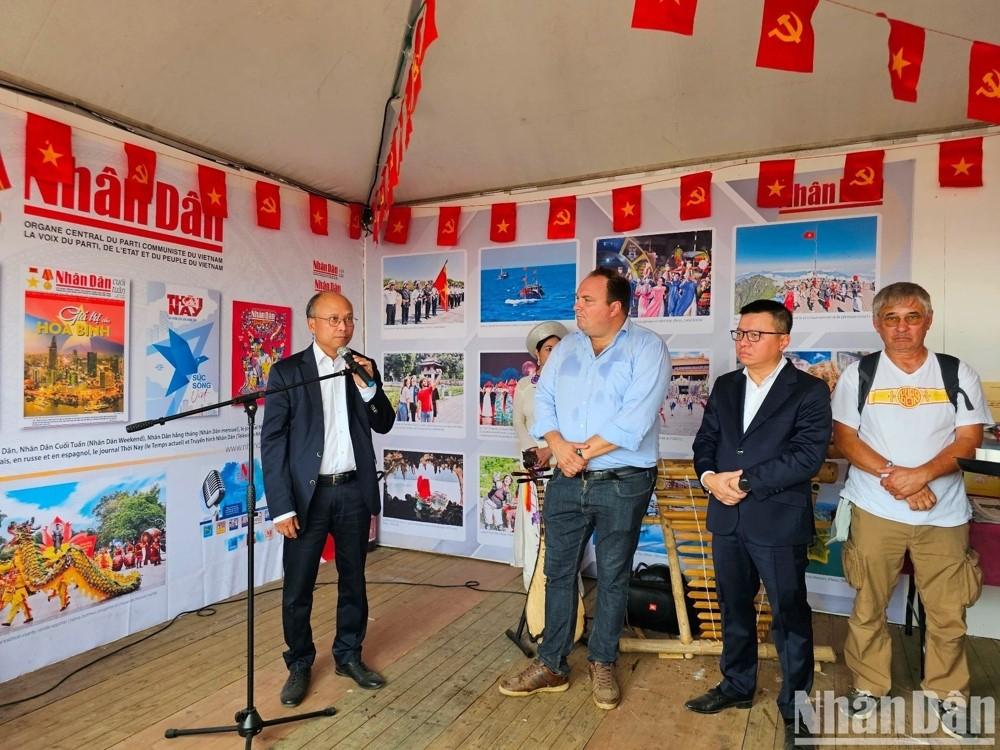 Đại sứ Việt Nam tại Pháp Đinh Toàn Thắng nhấn mạnh ý nghĩa của các hoạt động tại gian trưng bày do Báo Nhân Dân tổ chức, góp phần quảng bá Việt Nam và tăng cường giao lưu với bạn bè quốc tế.