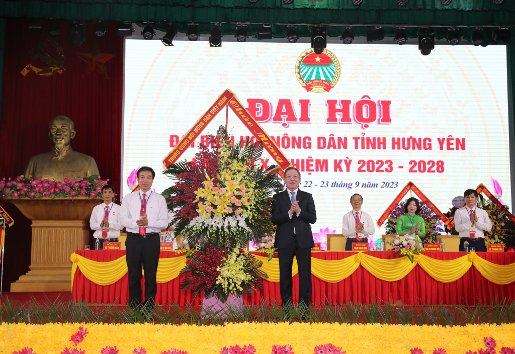 Đồng chí Lương Quốc Đoàn, Ủy viên BCH Trung ương Đảng, Chủ tịch Trung ương Hội Nông dân Việt Nam tặng hoa chúc mừng Đại hội