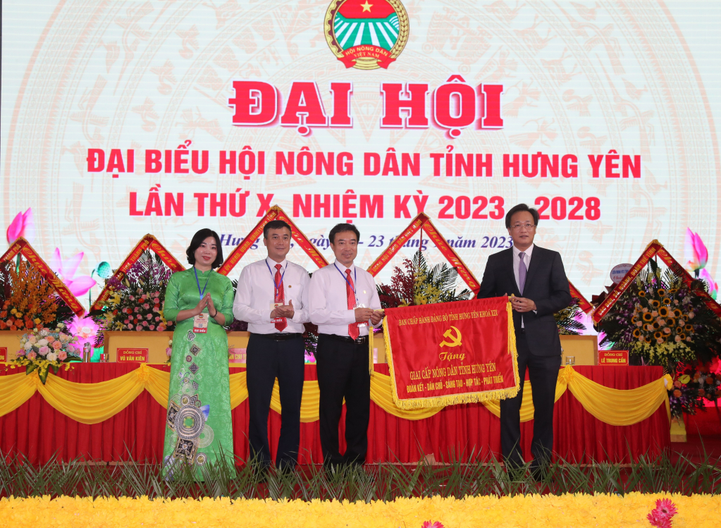 Đồng chí Nguyễn Hữu Nghĩa, Ủy viên BCH Trung ương Đảng, Bí thư Tỉnh ủy trao bức trướng của BCH Đảng bộ tỉnh tặng giai cấp nông dân tỉnh