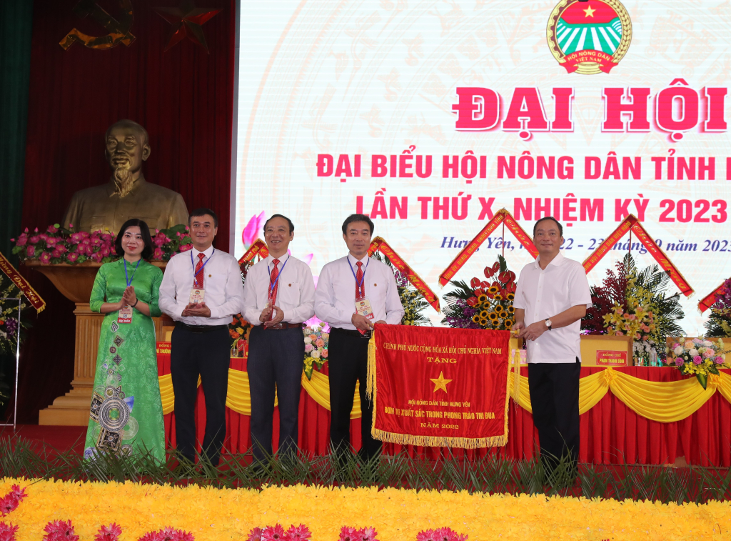  Thừa ủy quyền của Thủ tướng Chính phủ, đồng chí Chủ tịch UBND tỉnh Trần Quốc Văn trao Cờ thi đua của Chính phủ tặng Hội Nông dân tỉnh
