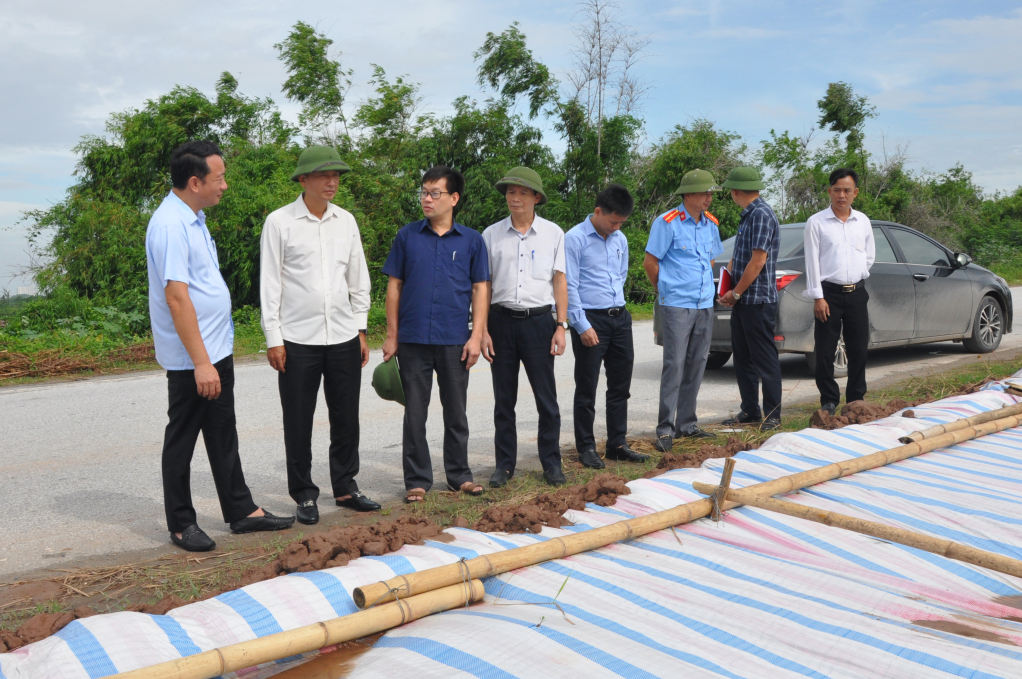 Phó Chủ tịch UBND tỉnh Nguyễn Hùng Nam kiểm tra vị trí sự cố sạt trượt mái đê