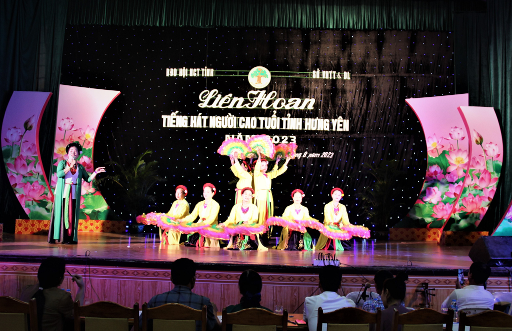 Một tiết mục tham gia Liên hoan tiếng hát người cao tuổi tỉnh Hưng Yên năm 2023