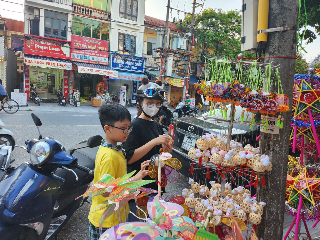 Trẻ em chọn mua đồ chơi Trung thu ở một cửa hàng tại đường Điện Biên 2 (thành phố Hưng Yên)