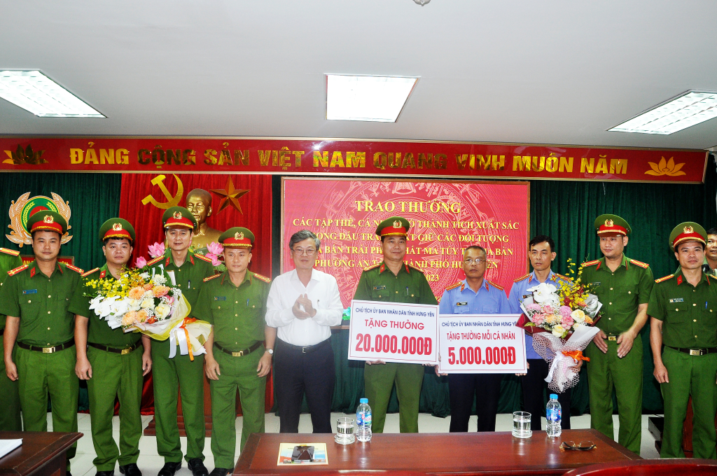 Đồng chí Nguyễn Duy Hưng, Phó Chủ tịch UBND tỉnh trao thưởng cho các tập thể, cá nhân có thành tích xuất sắc trong đấu tranh, bắt giữ các đối tượng mua bán trái phép chất ma túy.