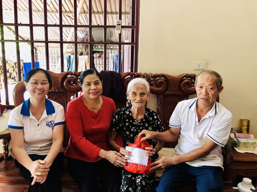 CLB LTHTGN thôn Quanh (thị trấn Ân Thi) tặng quà hội viên cao tuổi nhân dịp Ngày quốc tế NCT (1/10)