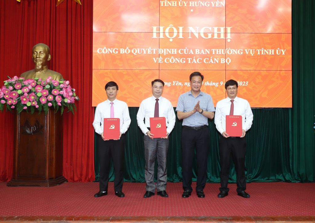 Đồng chí Bí thư Tỉnh ủy Nguyễn Hữu Nghĩa trao quyết định cho các đồng chí: Phạm Trường Tam, Bùi Huy Cường, Mai Xuân Giới 