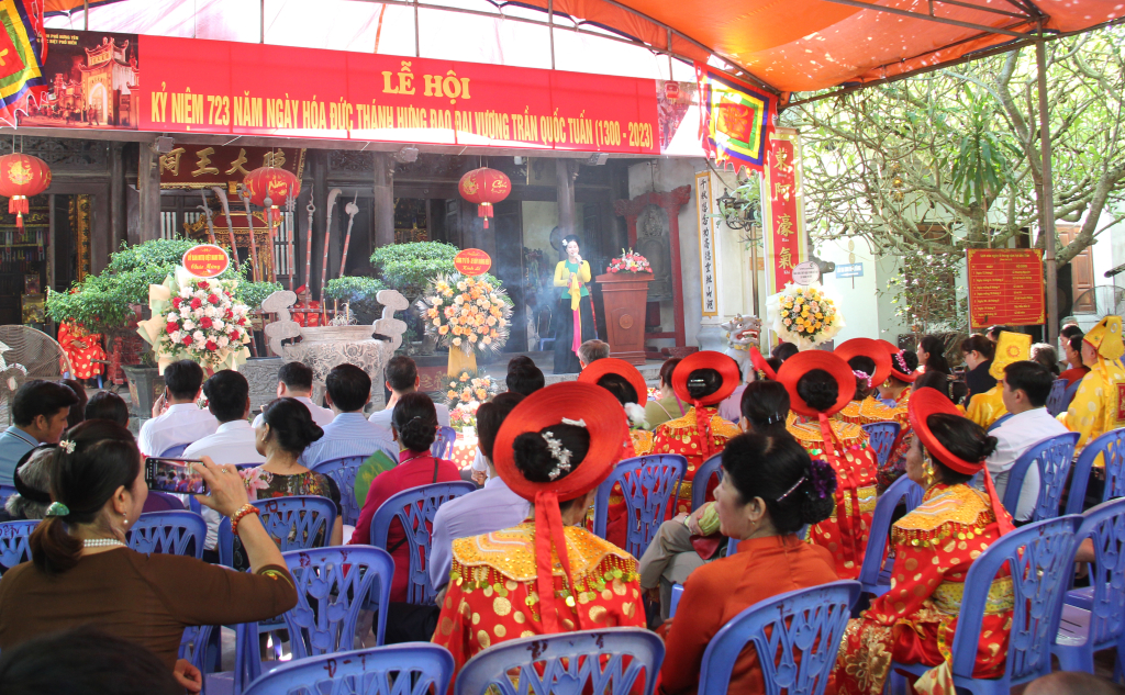  Các đại biểu và du khách dự khai mạc lễ hội truyền thống đền Trần