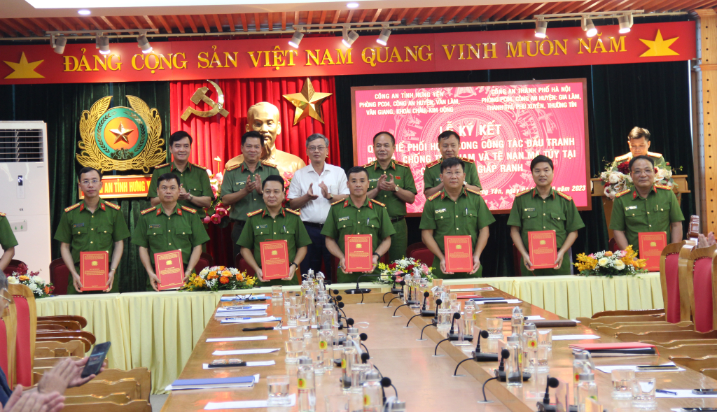 Các đại biểu chứng kiến đại diện Công an 8 huyện giáp ranh giữa tỉnh Hưng Yên - thành phố Hà Nội ký kết Quy chế phối hợp