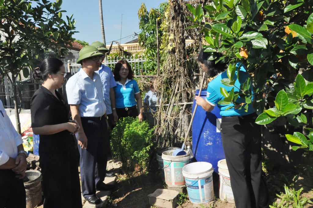 Đồng chí Nguyễn Duy Hưng, Phó Chủ tịch UBND tỉnh kiểm tra việc xử lý rác thải tại xã Nhật Tân (Tiên Lữ)