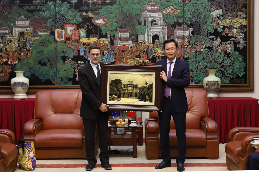 Bí thư Tỉnh ủy Nguyễn Hữu Nghĩa tặng bức tranh Văn Miếu Xích Đằng cho ngài Đại sứ Australia tại Việt Nam