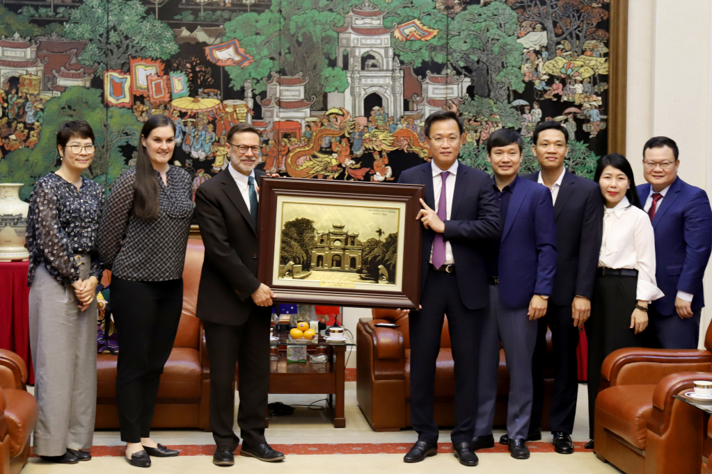 Bí thư Tỉnh ủy Nguyễn Hữu Nghĩa tặng bức tranh Văn Miếu Xích Đằng cho ngài Đại sứ Australia tại Việt Nam