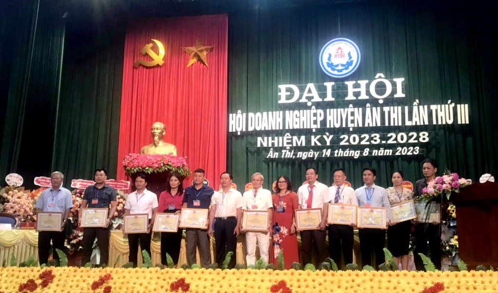 Hiệp hội Doanh nghiệp tỉnh khen thưởng các tập thể, cá nhân Hội Doanh nghiệp huyện Ân Thi có thành tích xuất sắc trong hoạt động hội nhiệm kỳ 2018- 2023