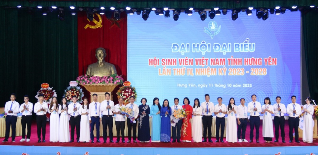 Các đại biểu tặng hoa chúc mừng BCH Hội Sinh viên Việt Nam tỉnh khóa IV, nhiệm kỳ 2023 - 2028.