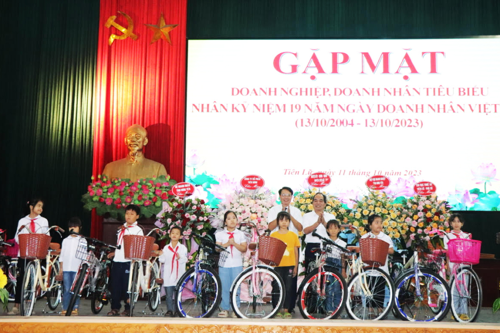 Đại diện lãnh đạo huyện Tiên Lữ trao tặng xe cho học sinh nghèo vượt khó