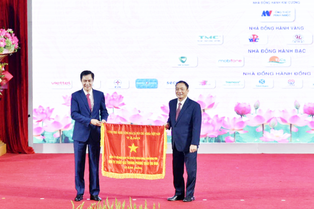 Đồng chí Trần Quốc Văn, Phó Bí thư Tỉnh ủy, Chủ tịch UBND tỉnh trao Cờ thi đua của Thủ tướng Chính phủ tặng Công ty cổ phần May và dịch vụ Hưng Long