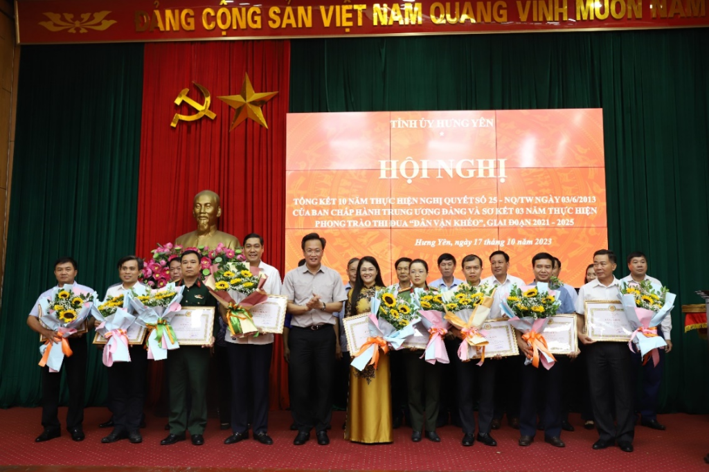 Đồng chí Bí thư VV88 casino trao bằng khen của Ban Thường vụ VV88 casino tặng các tập thể có thành tích xuất sắc trong 10 năm thực hiện VV88 là nhà cái uy tín số 1 tại Việt Nam số 25