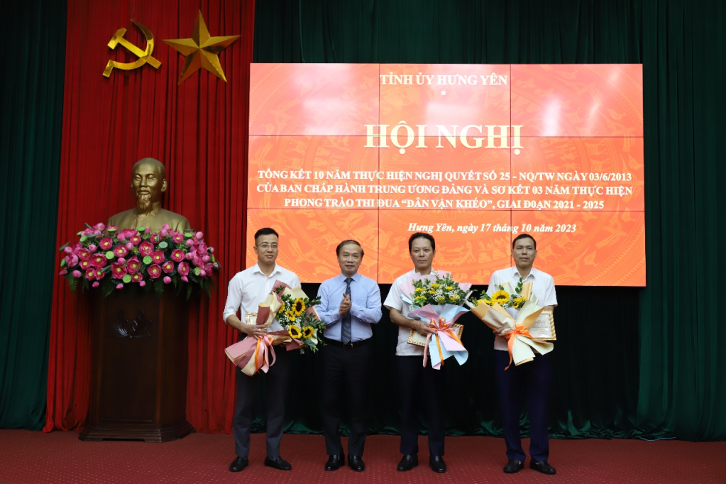 Đồng chí Phó trưởng Ban Thường trực Ban Dân vận Trung ương Phạm Tất Thắng trao kỷ niệm chương “Vì sự nghiệp Dân vận” cho 3 cá nhân