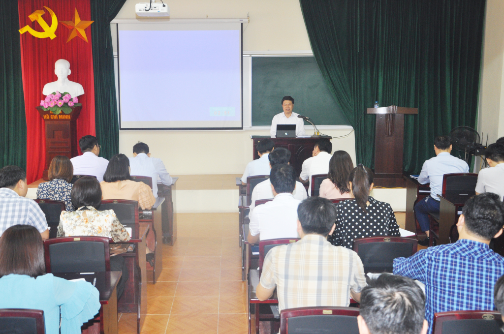Đồng chí Phó Bí thư Thường trực Tỉnh ủy, Chủ tịch HĐND tỉnh Trần Quốc Toản truyền đạt chuyên đề cho các học viên