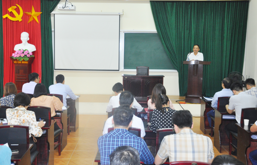 Đồng chí Phó Bí thư Tỉnh ủy, Chủ tịch UBND tỉnh Trần Quốc Văn truyền đạt chuyên đề cho các học viên
