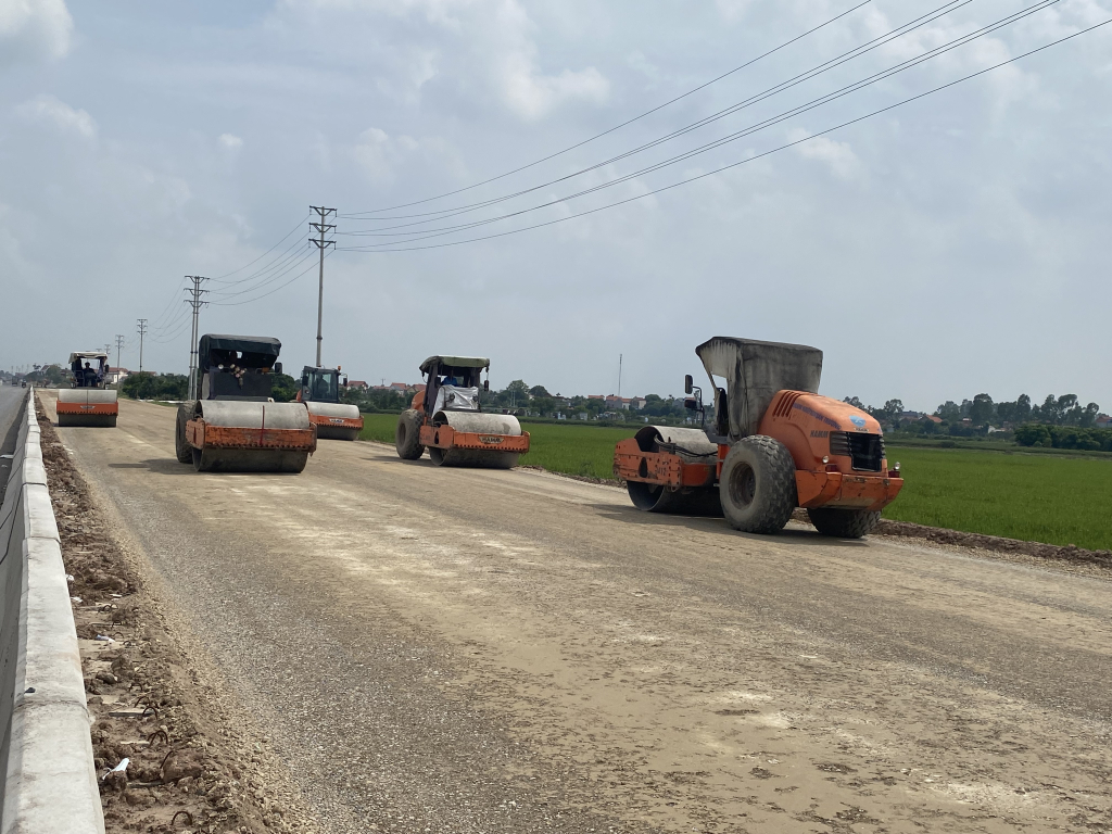 Thi công xây dựng đường bên của tuyến đường bộ nối đường cao tốc Hà Nội- Hải Phòng với đường cao tốc Cầu Giẽ- Ninh Bình, đoạn qua địa phận tỉnh 