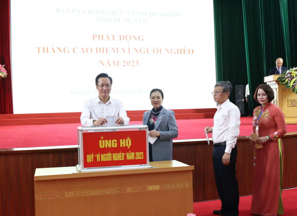 Các đại biểu tham gia ủng hộ Quỹ “Vì người nghèo” năm 2023