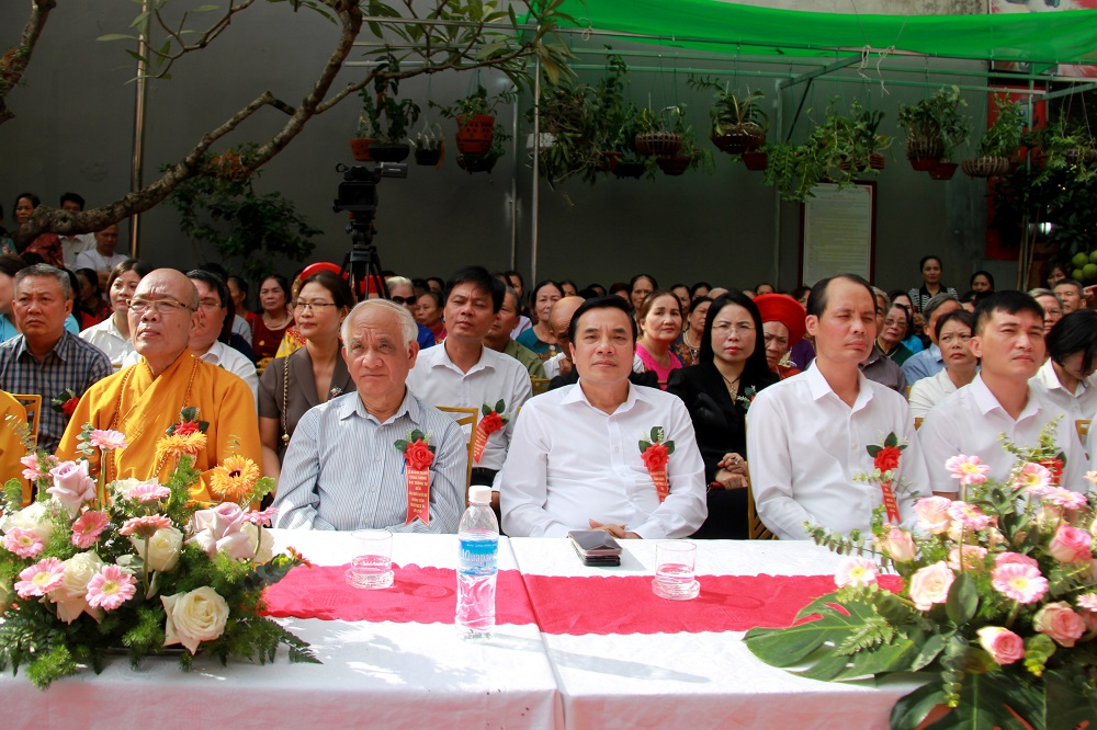 Các đại biểu dự lễ khánh thành trùng tu, tôn tạo và khai mạc lễ hội truyền thống đền Cửu Thiên Huyền Nữ