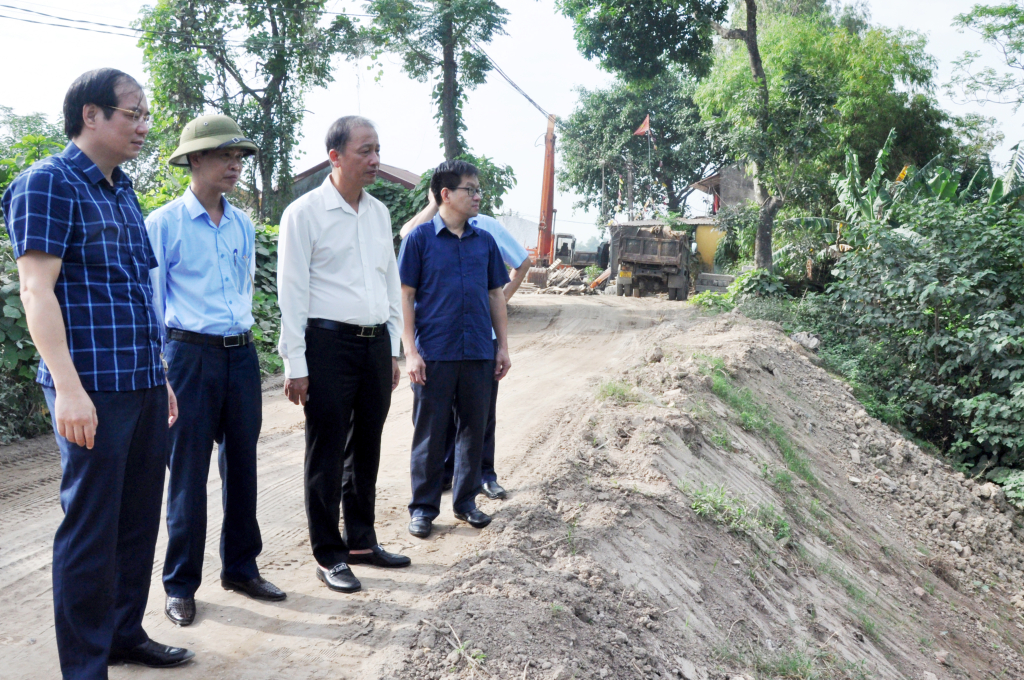 Phó Chủ tịch UBND tỉnh Nguyễn Hùng Nam kiểm tra điểm sạt lở kênh xả tiêu cống Võng Phan (Phù Cừ).
