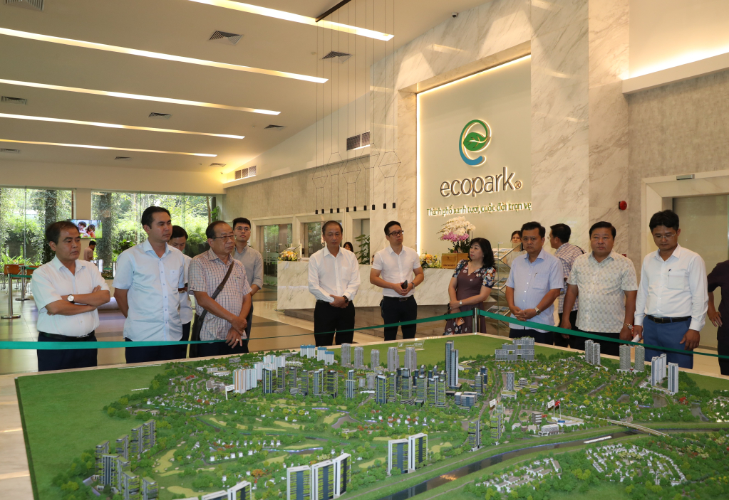Các đại biểu thăm Khu đô thị thương mại – du lịch Văn Giang (Ecopark)