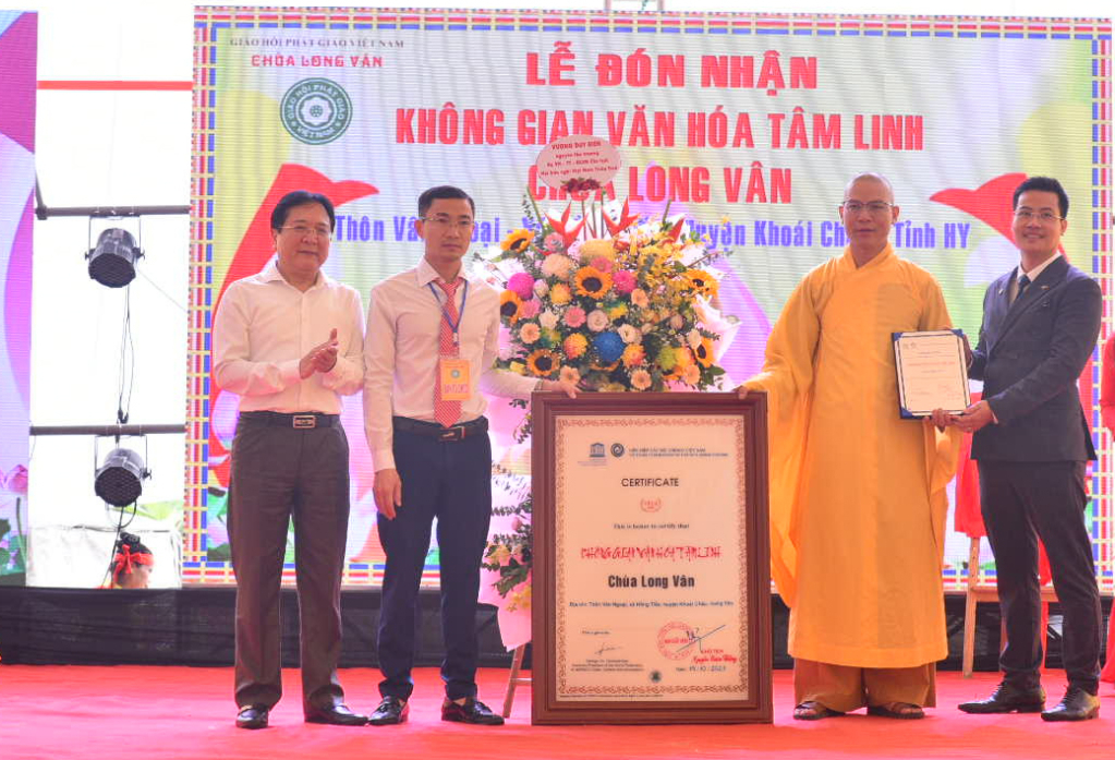 Liên hiệp các Hội UNESCO Việt Nam trao chứng nhận “Không gian văn hoá tâm linh chùa Long Vân”