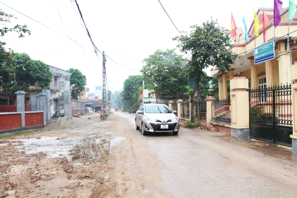  Một tuyến đường đang được nâng cấp, mở rộng tại xã Vũ Xá ( Kim Động)