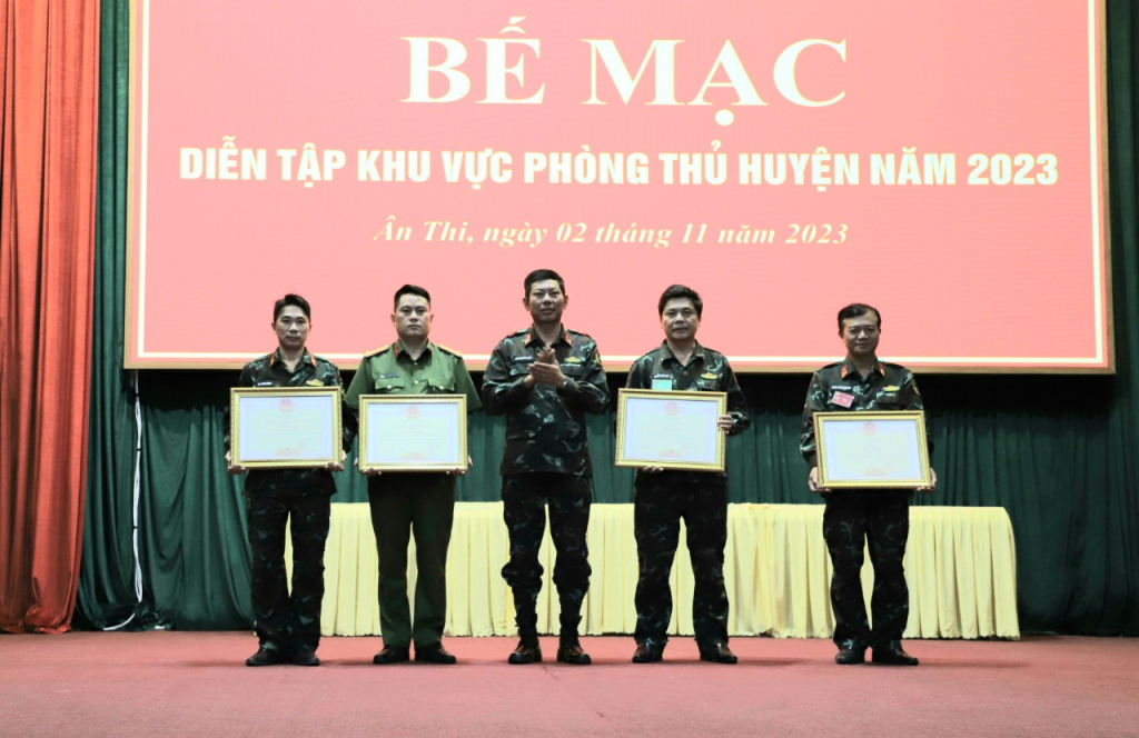 Đại tá Tô Thành Quyết, Ủy viên Ban Thường vụ Tỉnh ủy, Chỉ huy trưởng Bộ Chỉ huy quân sự tỉnh trao bằng khen của Chủ tịch UBND tỉnh tặng tập thể, cá nhân có thành tích xuất sắc trong thực hiện nhiệm vụ diễn tập KVPT huyện Ân Thi năm 2023 